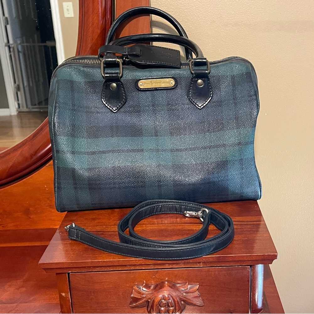 This is a polo, Ralph Lauren purse. It’s an excellent condition. Tartan plaid.